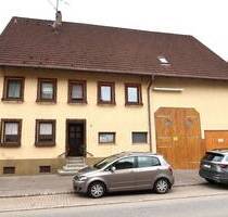 Einfamilienhaus mit Ökonomiegebäuden (Scheuer und zwei Ställe) - Fluorn-Winzeln