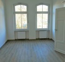 Charmante 2,5-Raum-Wohnung freut sich auf neue Mieter | Abstellraum + Kellerabteil | Zentrumsnah | Versorgungseinrichtungen zu Fuß erreichbar - Rudolstadt West