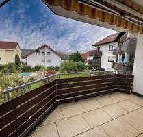 Charmante 3 Zimmer-Wohnung mit zwei Balkonen und Tiefgaragenbox in Leonberg-Ezach