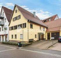 Zentral, ruhig & mit großen Nutzflächen in Gechingen: EFH mit ELW, Nebengebäude & 2 Garagen