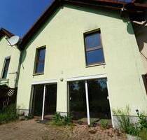 * wird gerade frisch renoviert Reihenmittelhaus mit Stellplätzen in ruhiger Lage * - Leuna Zöschen