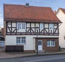 Geräumiges Fachwerkhaus mit vielseitigen Nebengebäuden - Wehretal Reichensachsen