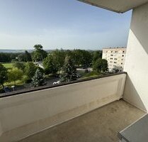 Mit toller Aussicht und direkt am Freibad: 3-Raumwohnung mit Balkon - Lugau
