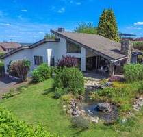Architektonisch reizvolles Einfamilienhaus mit ELW in ruhiger Ortsrandlage von Urbach!