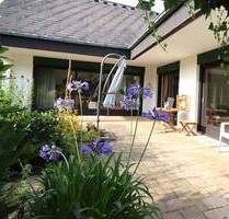 Stilvolles Einfamilienhaus im L-Form, mit Terrasse und parkähnlich angelegtem Garten, in ruhiger Lage - Eschwege