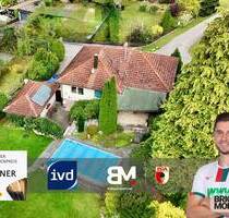 Exklusives Wohnen: Einfamilienhaus mit Pool, Gartensauna, großer Terrasse & Gästebereich im UG - Zusmarshausen / Gabelbachergreut