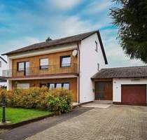 Vielseitiges Zweifamilienhaus mit großem Garten in ruhiger Lage von Geiselhöring