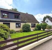 Solide Doppelhaushälfte mit zwei vermieteten Wohneinheiten auf Erbbaurechtsgrundstück in Wedel