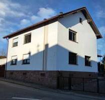 Hütschenhausen - Freistehendes Einfamilienhaus mit zwei Garagen und Garten