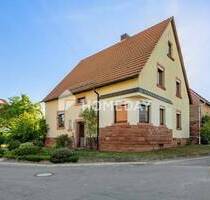 Charmantes Einfamilienhaus mit großem Garten und Ausbaupotenzial - Höhefeld