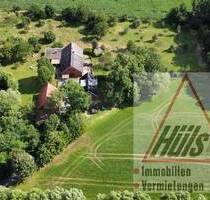 Perfekt für eine Pferdehaltung. Ehemalige Hofstelle mit Wirtschaftsteil, zwei Einliegerwohnungen, Scheune und vier Garagen und arrondierte Flächen - Lienen Holzhausen