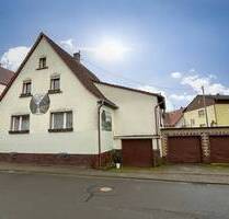 NEUER PREIS! Freistehendes Einfamilienhaus mit drei Garagen und Gestaltungspotenzial - Weselberg