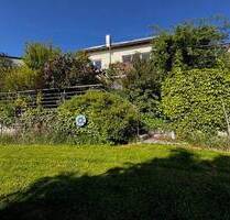 Freistehendes Wohnhaus in bevorzugter Wohnlage umgeben von einer Oase, Weitblick garantiert - Feuchtwangen
