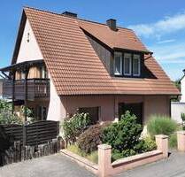 KL-Hohenecken: Freistehendes Zweifamilienhaus mit Doppelgarage, PKW-Stellplätzen und Garten - Kaiserslautern