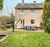 1 bis 3-Familienhaus mit schönem Grundstück, Terrasse, Garten und 2 Stellplätzen - Köln Poll