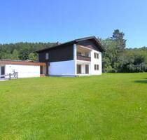 **Stattliches Haus mit 2 Wohnungen und großem Grundstück in Miesbach - Kleinthal **