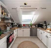 Sehr helle 3-Zimmer-DG-Wohnung mit Einbauküche & eigenem Gartenanteil & 2 Garagen in ruhiger Lage! - Plüderhausen