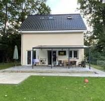 Berlin-Biesdorf: mass. EFH direkt an der Wuhle mit Pool auf 579m² Grst., Bj. 2022, 5 Zi. - Berlin / Biesdorf