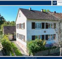 Sanierungsbedürftiges Zweifamilienhaus mit großem Grundstück in Sulzfeld