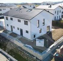 Lichtdurchflutete und moderne Doppelhaushälfte in Aicha vorm Wald