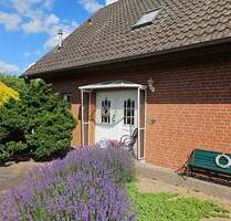 Gerade mal 26 Jahre alt. Haus, Hof, Garten und Garagen am Dorfrand! - Butzow