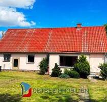 Viel Grundstück mit EFH, Wfl. ca. 123 m², Ländli. Lage, Einb.-Küche, Kaminofen, viel Ausb.-Res., ges. Nfl. ca. 285 m², Keller, 2 Garagen, Grdstk. ca. - Schmatzin