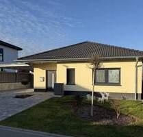 Nur noch wenige Grundstücke: Neubau-Bungalow im Baugebiet 