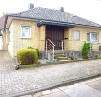 Es gibt ihn noch, den Bungalow in Stadtnähe. Geräumiger freistehender Bungalow mit großem Garten und zwei Garagen in top Lage - Baesweiler