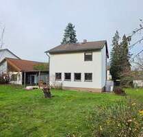 Gelegenheit! Kleines Einfamilienhaus mit schönem Garten und 2 Garagen, Nähe Coburg! - Grub am Forst