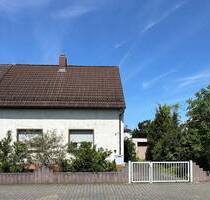 Sanierungsbedürftige Doppelhaushälfte mit äußerst großzügigem Garten in attraktiver Lage von Ketsch
