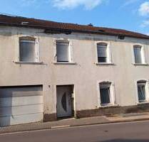 Remax!!! Stark Sanierungsbedürftiges Haus mit großem Grundstück in Wallerfangen zu verkaufen.