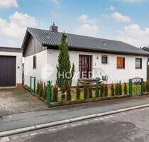 Attraktives Einfamilienhaus mit Einliegerwohnung und Blockbohlenhaus in Adelsdorf