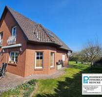 Einfamilienhaus in Randlage mit Hof, Garten, Carport und Garagen. - Butzow