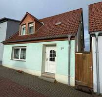 Teilsaniertes Reiheneinfamilienhaus mit Nebeneingang und Garage - Alsleben