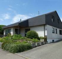 VIEL PLATZ FÜR IHRE FAMILIE ! Freistehendes Einfamilienhaus in ruhiger Wohnlage * Drei Garagen + Großer Garten - Hülben