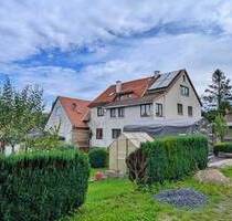 Großes Einfamilienhaus mit Garagen und Carport in Waffenrod.