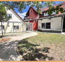 Stilvolles 241 qm Einfamilienhaus mit Luxusausstattung und großer 100 qm Garage für Autoenthusiasten - Schwabach Süd