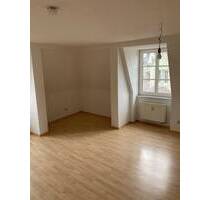 Schmucke 2-Raum-Dachgeschosswohnung sucht neue Bewohner. Küche und Bad mit Fenster, Wanne und Aufzug - Gera Innenstadt
