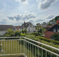 Mit dem Auto in die Tiefgarage: 4-Zi.-Wohnung mit Balkon und Blick auf Elbe und Süllberg - Hamburg Blankenese