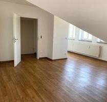 Frei! Zentral und doch ruhig: Schönes, helles Mansarden-Apartment mit Einbauküche, etc., + Parkplatz - Burglengenfeld