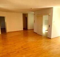 Helle Dachgeschoss-Wohnung mit 2 ½ Zimmer auf 80 m² mit Laubengang Atrium in der Postgasse mit Aufzug & Tiefgaragenstellplätze in der Innenstadt - Weiden in der Oberpfalz