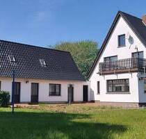 +++HALBINSEL DARSS+++Zum Verkauf steht ein großzügiges Einfamilienhaus in Hafennähe von Zingst.
