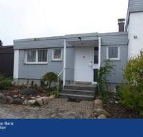 Charmanter BUNGALOW mit Split-Leve-Architektur mit großen Garten und Südterrasse - Neusäß