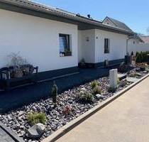 Neubau Bungalow KFW 55 mit Garage und fertigem Garten in Borna zu verkaufen.