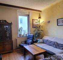 BOUS - ZENTRALE RUHIGE LAGE - FREISTEHENDES GERÄUMIGES EINFAMILIENHAUS MIT VIEL PLATZ - DREI SCHLAFZIMMER, KLEINEM GARTEN + GARAGE