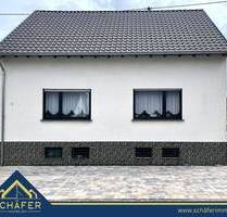 Freistehendes und saniertes Zweifamilienhaus mit Garten und Garage in Ensdorf zu verkaufen