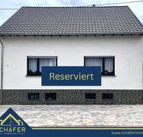 Freistehendes und saniertes Zweifamilienhaus mit Garten und Garage in Ensdorf zu verkaufen