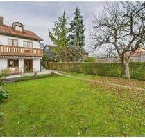 EINE HÄLFTE MIT VIEL GARTEN - Gepflegte und sofort bezugsfreie Doppelhaushälfte in Germering