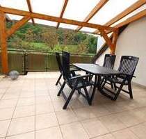 PANORAMA-AUSSICHT, Gepflegtes Einfamilienhaus, umfangreich modernisiert, 2 Garagen und angelegtem Garten - Ringgau Datterode
