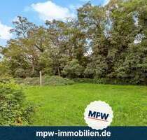 Inmitten herbstlicher Ruhe: 2 genehmigte Bauprojekte warten - Berlin Altglienicke